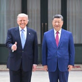 El presidente de los Estados Unidos, Donald J. Trump (i), junto al presidente chino, Xi Jinping (d)