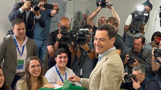 El presidente de la Junta de Andalucía, Juanma Moreno, vota en un colegio electoral