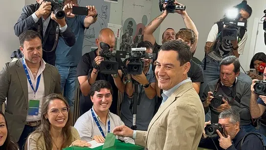 El presidente de la Junta de Andalucía, Juanma Moreno, vota en un colegio electoral El presidente de la Junta de Andalucía, Juanma Moreno, vota en un colegio electoral
