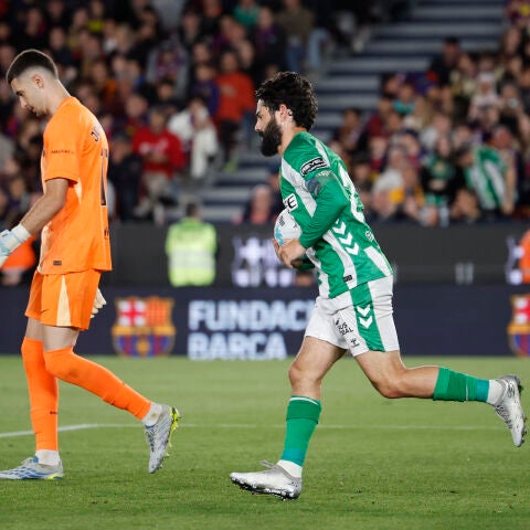 El centrocampista del Betis Francisco Alarcón Isco (d) celebra tras marcar el 2-1 de penalti, durante el partido de la jornada 37 de LaLiga que FC Barcelona y Real Betis disputan este domingo en el Camp Nou.