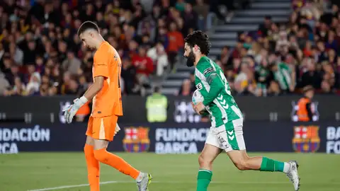 El centrocampista del Betis Francisco Alarcón Isco (d) celebra tras marcar el 2-1 de penalti, durante el partido de la jornada 37 de LaLiga que FC Barcelona y Real Betis disputan este domingo en el Camp Nou. El centrocampista del Betis Francisco Alarcón Isco (d) celebra tras marcar el 2-1 de penalti, durante el partido de la jornada 37 de LaLiga que FC Barcelona y Real Betis disputan este domingo en el Camp Nou.