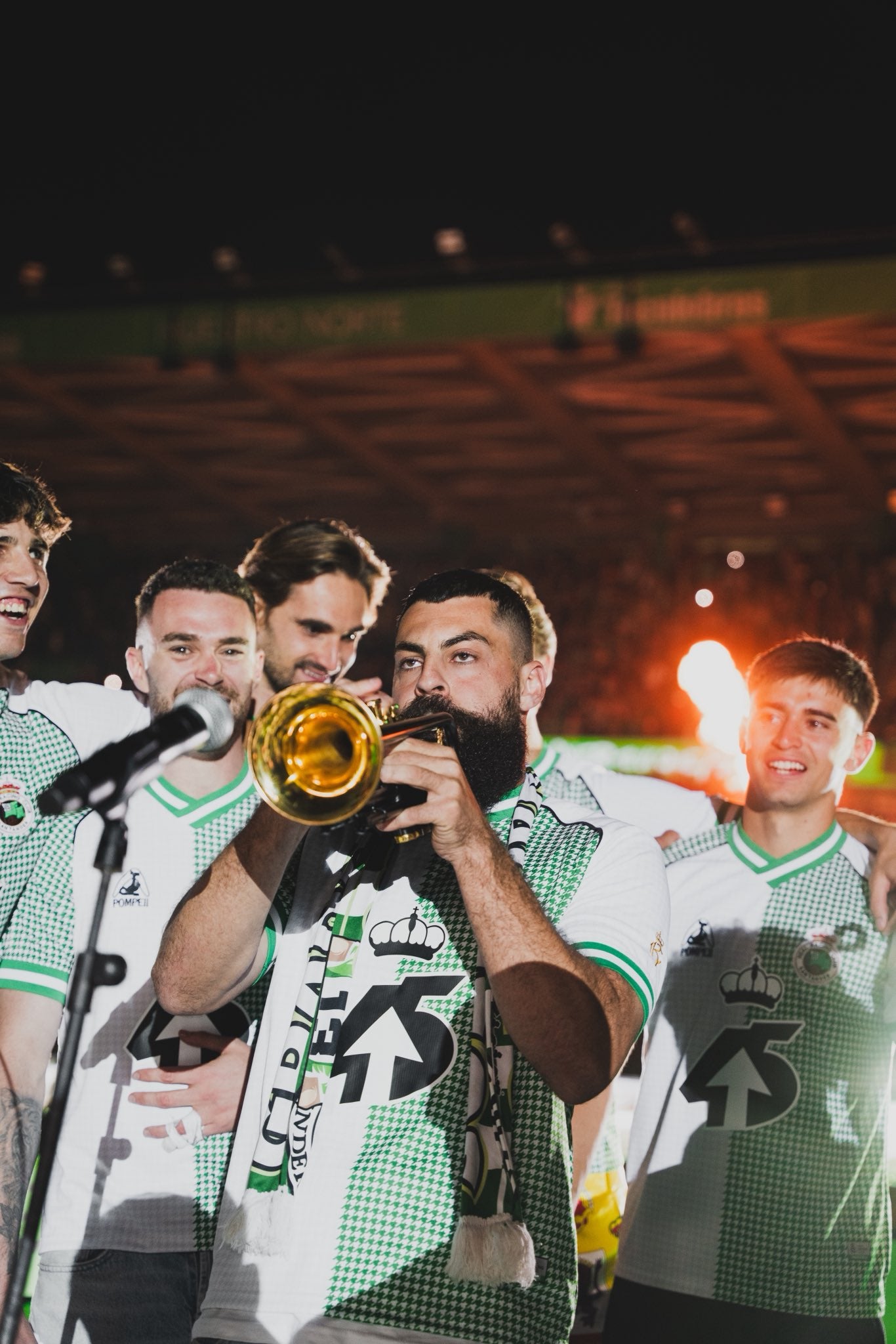 Miles de racinguistas acompañan a los jugadores en la celebración del ascenso a Primera del Racing Miles de racinguistas acompañan a los jugadores en la celebración del ascenso a Primera del Racing