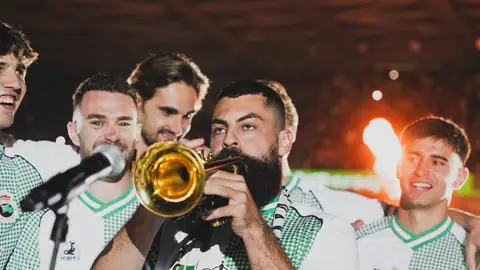 Miles de racinguistas acompañan a los jugadores en la celebración del ascenso a Primera del Racing Miles de racinguistas acompañan a los jugadores en la celebración del ascenso a Primera del Racing
