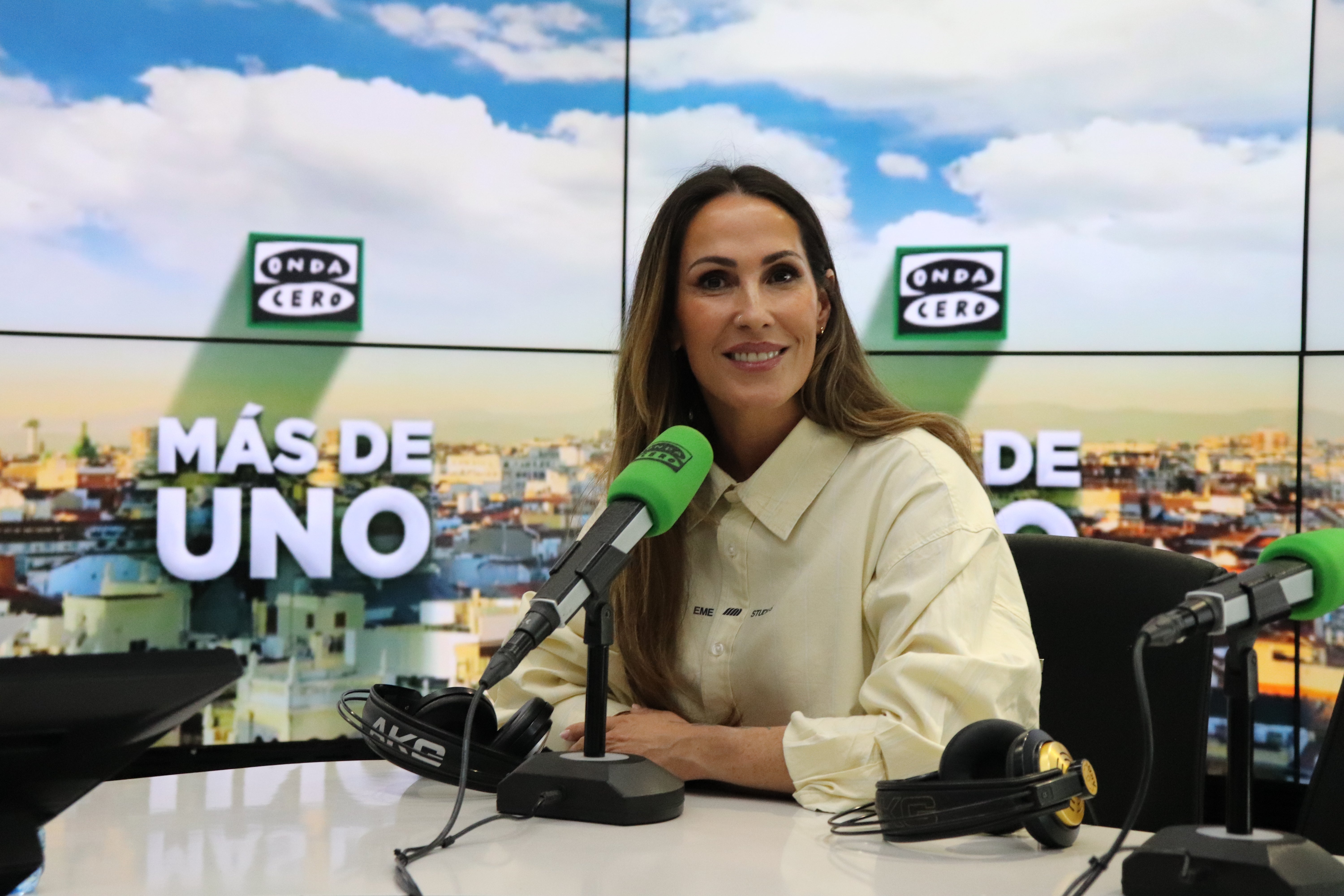 Malú se reconcilia consigo misma en su nuevo disco 'Quince': "Estoy en el momento más feliz de mi vida" — Más de uno cover