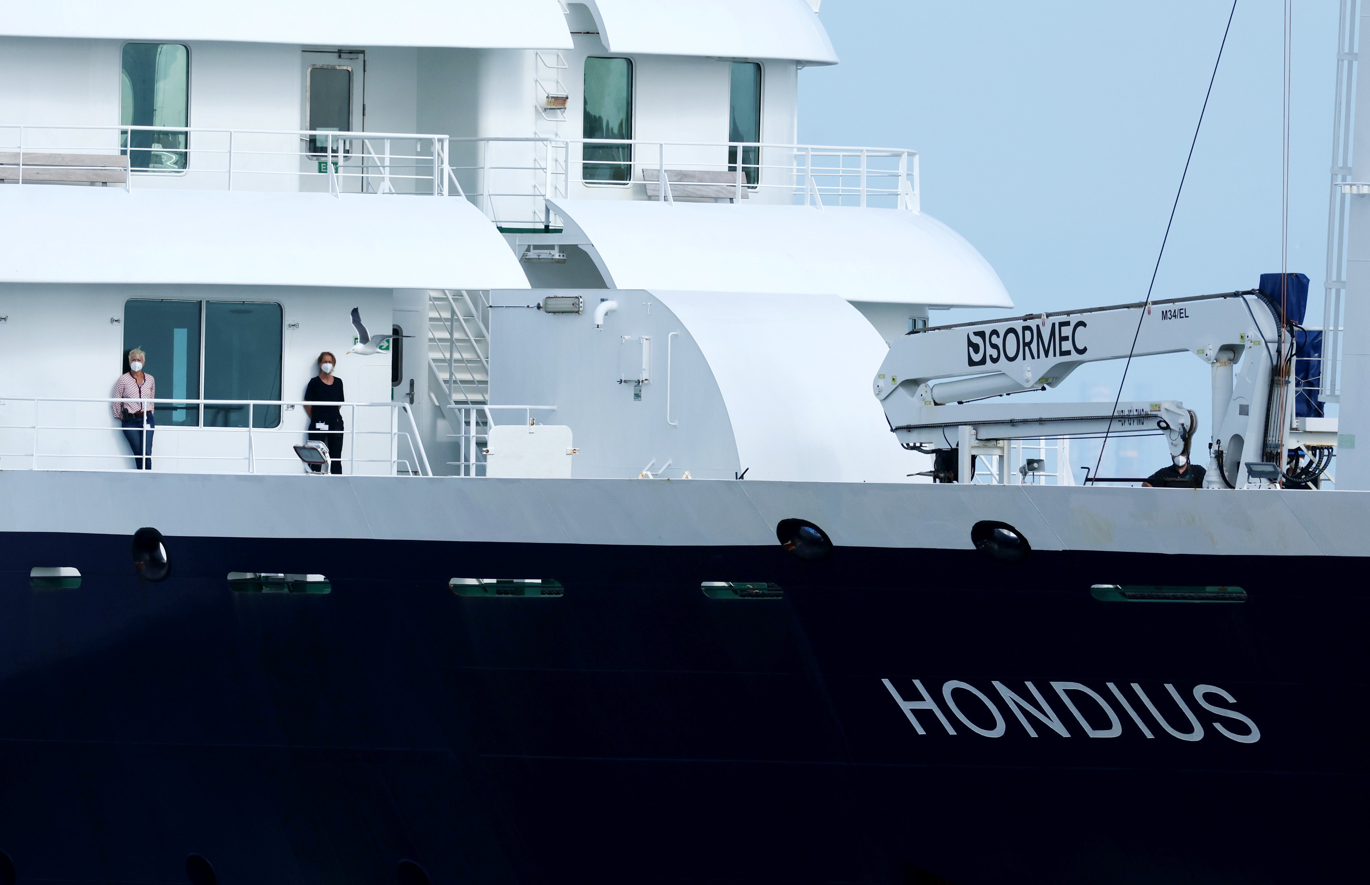 Imagen de dos pasajeros usando una mascarilla FPP2 en el crucero Hondius. Imagen de dos pasajeros usando una mascarilla FPP2 en el crucero Hondius.