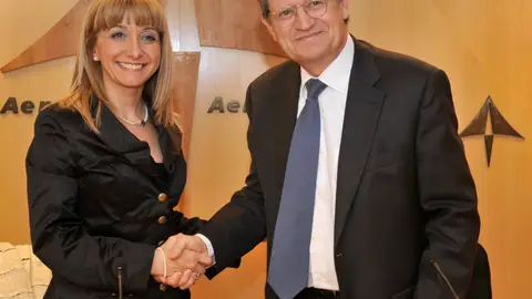 La que fuera alcaldesa de San Andrés, María Eugenia Gancedo estrecha su mano con Juan Lema, presidente de Aena La que fuera alcaldesa de San Andrés, María Eugenia Gancedo estrecha su mano con Juan Lema, presidente de Aena