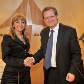 La que fuera alcaldesa de San Andrés, María Eugenia Gancedo estrecha su mano con Juan Lema, presidente de Aena