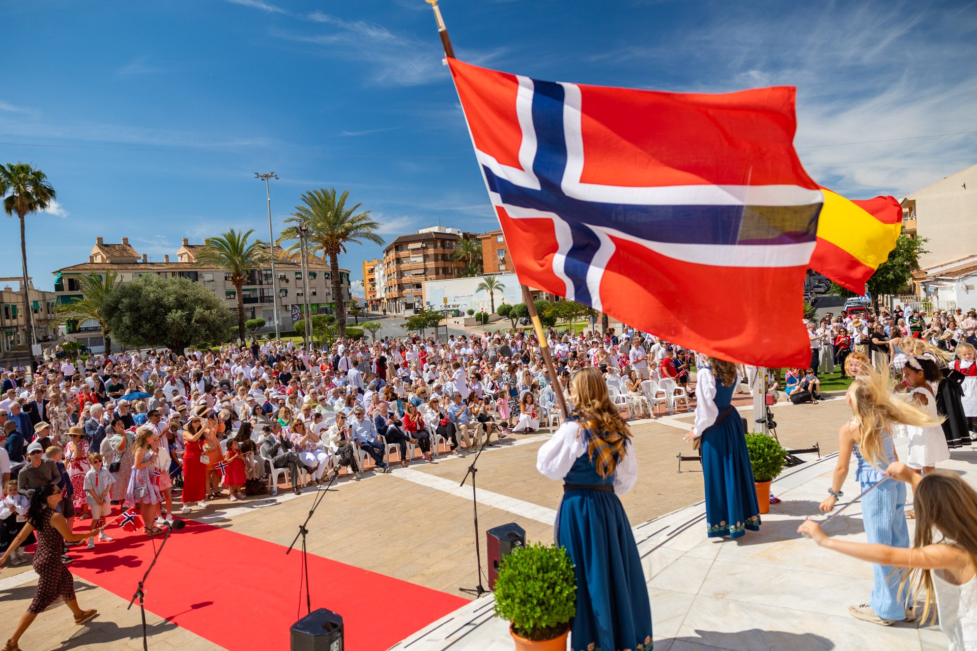 Más de 2.000 personas se concentran en l’Alfàs del Pi para celebrar el Día Nacional de Noruega Más de 2.000 personas se concentran en l’Alfàs del Pi para celebrar el Día Nacional de Noruega