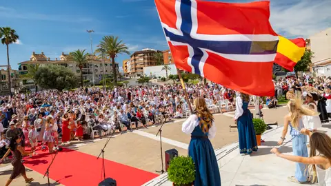 Más de 2.000 personas se concentran en l’Alfàs del Pi para celebrar el Día Nacional de Noruega Más de 2.000 personas se concentran en l’Alfàs del Pi para celebrar el Día Nacional de Noruega