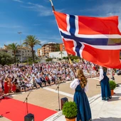 Más de 2.000 personas se concentran en l’Alfàs del Pi para celebrar el Día Nacional de Noruega Más de 2.000 personas se concentran en l’Alfàs del Pi para celebrar el Día Nacional de Noruega