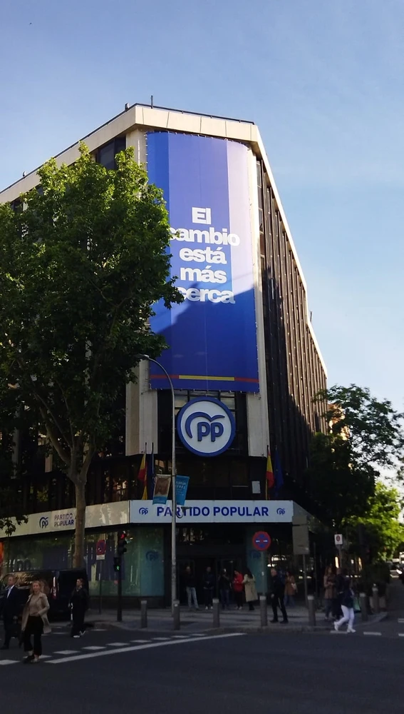 El PP cuelga una lona en su sede nacional de Madrid con el lema 'El cambio está más cerca'/ Europa Press El PP cuelga una lona en su sede nacional de Madrid con el lema 'El cambio está más cerca'/ Europa Press