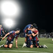 Los jugadores celebran el doblete de Nacho Quintana ante el Atlético Madrileño. 