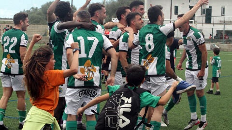 Plantilla del CD Migjorn celebrando el ascenso a Tercera. 