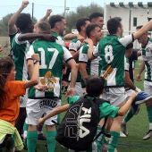 Plantilla del CD Migjorn celebrando el ascenso a Tercera. 