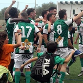 Plantilla del CD Migjorn celebrando el ascenso a Tercera. Plantilla del CD Migjorn celebrando el ascenso a Tercera.