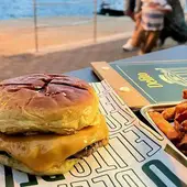 Una hamburguesa que participa en la iniciativa. Una hamburguesa que participa en la iniciativa.