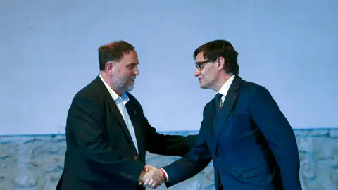 El presidente de la Generalitat de Cataluña, Salvador Illa, saluda al líder de ERC, Oriol Junqueras El presidente de la Generalitat de Cataluña, Salvador Illa, saluda al líder de ERC, Oriol Junqueras/ EFE/Quique García