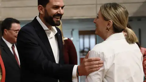 María Guardiola y Alvaro Sánchez Cotrina se saludan en la Asamblea, en una foto de archivo María Guardiola y Alvaro Sánchez Cotrina se saludan en la Asamblea, en una foto de archivo