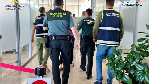 Agentes de la Guarcia Civil y de Policía Nacional Agentes de la Guarcia Civil y de Policía Nacional