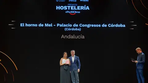 Melbises de El Horno de Mel recogiendo el premio por su compromiso ambiental Melbises de El Horno de Mel recogiendo el premio por su compromiso ambiental