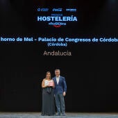 Melbises de El Horno de Mel recogiendo el premio por su compromiso ambiental