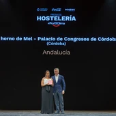 Melbises de El Horno de Mel recogiendo el premio por su compromiso ambiental Melbises de El Horno de Mel recogiendo el premio por su compromiso ambiental