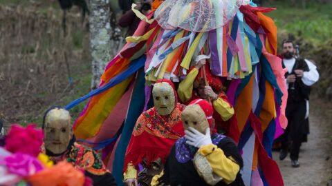 Lugare&ntilde;os se visten para celebrar el Domingo Corredoiro, a 12 de febrero de 2023, en Chantada, Lugo, Galicia (Espa&ntilde;a)