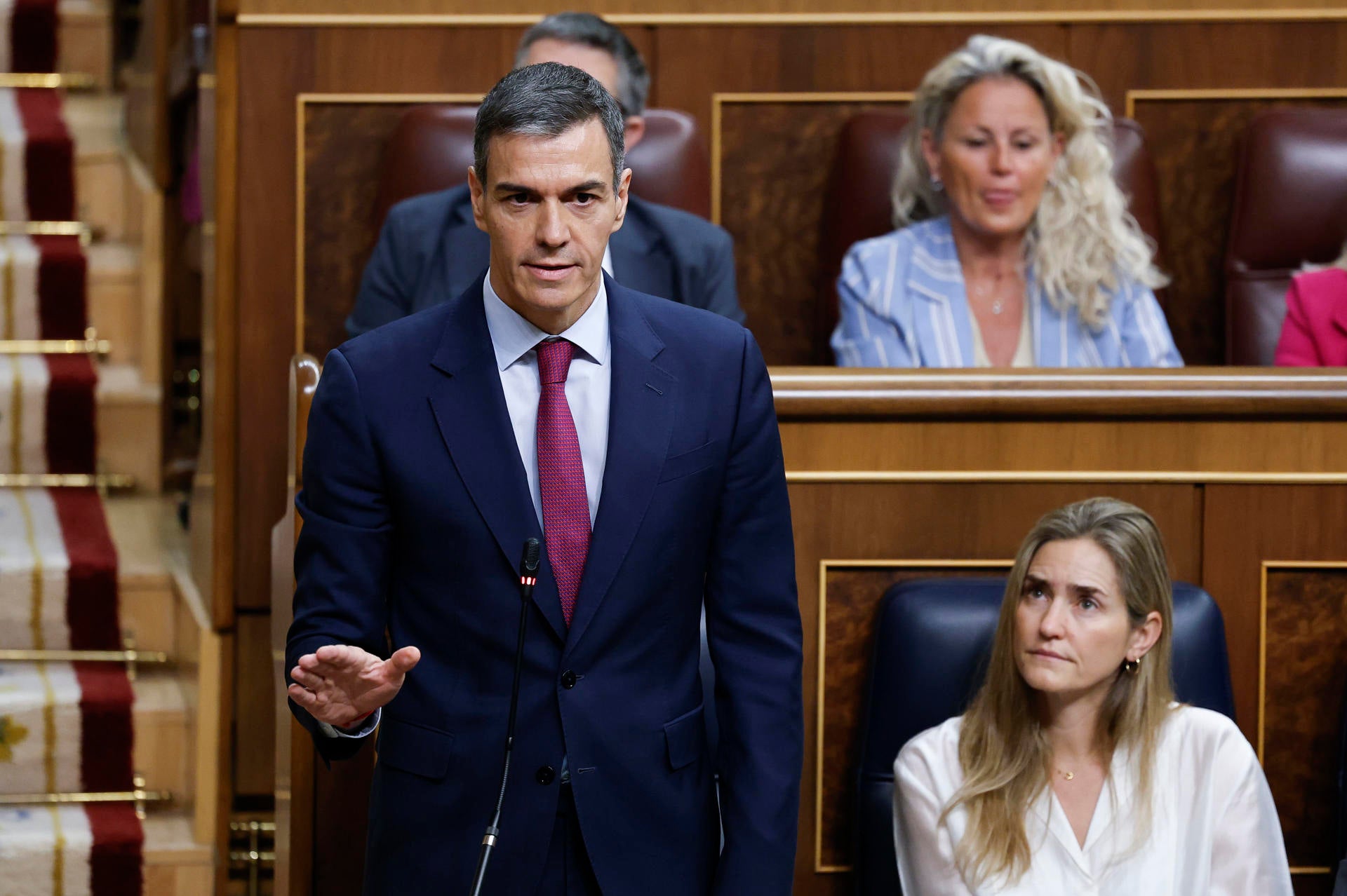 Sánchez traslada "todo" su apoyo a Zapatero mientras Feijóo pide su dimisión: "Sin su Consejo de Ministros, no habría podido delinquir" Sánchez traslada "todo" su apoyo a Zapatero mientras Feijóo pide su dimisión: "Sin su Consejo de Ministros, no habría podido delinquir"