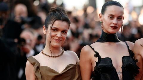 Amaia, junto a Milena Smit en la alfombra roja de Cannes.