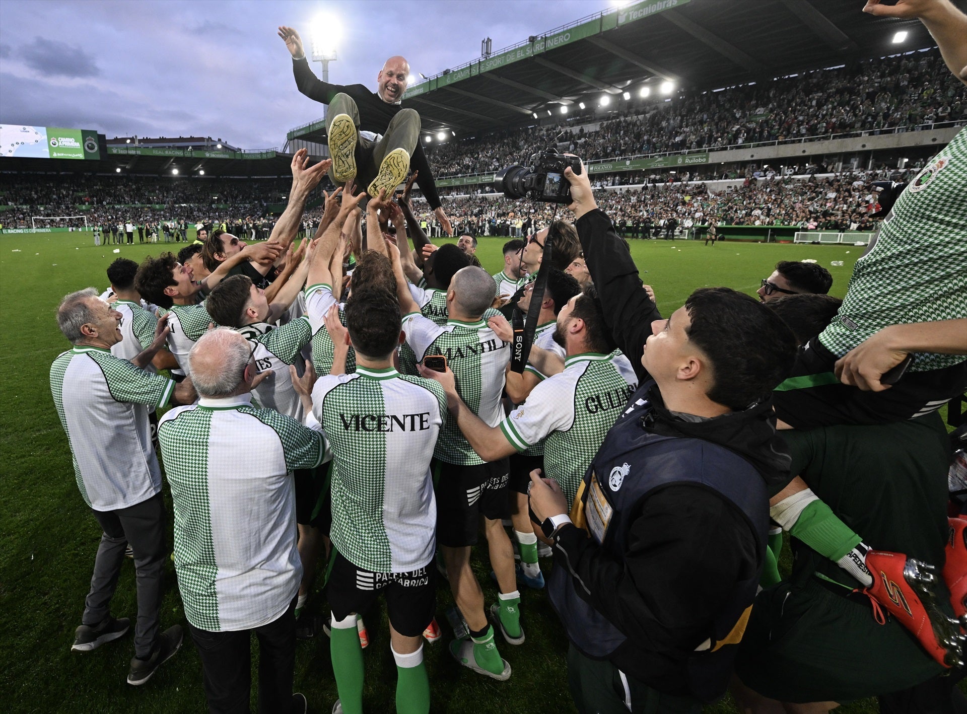Los jugadores del Racing mantean al entrenador José Alberto Los jugadores del Racing mantean al entrenador José Alberto