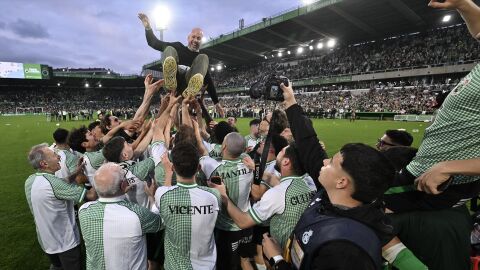 Los jugadores del Racing mantean al entrenador Jos&eacute; Alberto 