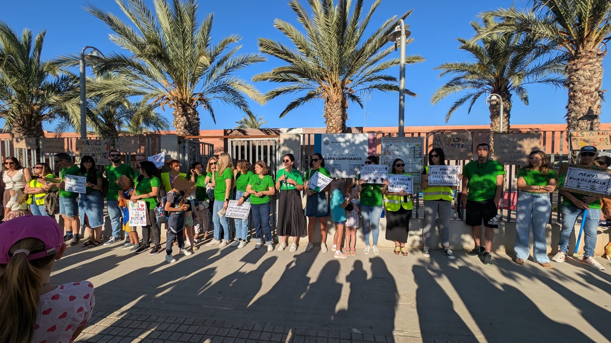 Los padres del colegio Clara Campoamor de Elche exhiben su apoyo a las reivindicaciones del profesorado en huelga Los padres del colegio Clara Campoamor de Elche exhiben su apoyo a las reivindicaciones del profesorado en huelga