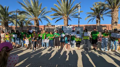 Los padres del colegio Clara Campoamor de Elche exhiben su apoyo a las reivindicaciones del profesorado en huelga. Los padres del colegio Clara Campoamor de Elche exhiben su apoyo a las reivindicaciones del profesorado en huelga.
