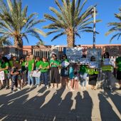 Los padres del colegio Clara Campoamor de Elche exhiben su apoyo a las reivindicaciones del profesorado en huelga. 