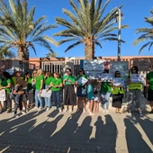 Los padres del colegio Clara Campoamor de Elche exhiben su apoyo a las reivindicaciones del profesorado en huelga. Los padres del colegio Clara Campoamor de Elche exhiben su apoyo a las reivindicaciones del profesorado en huelga.