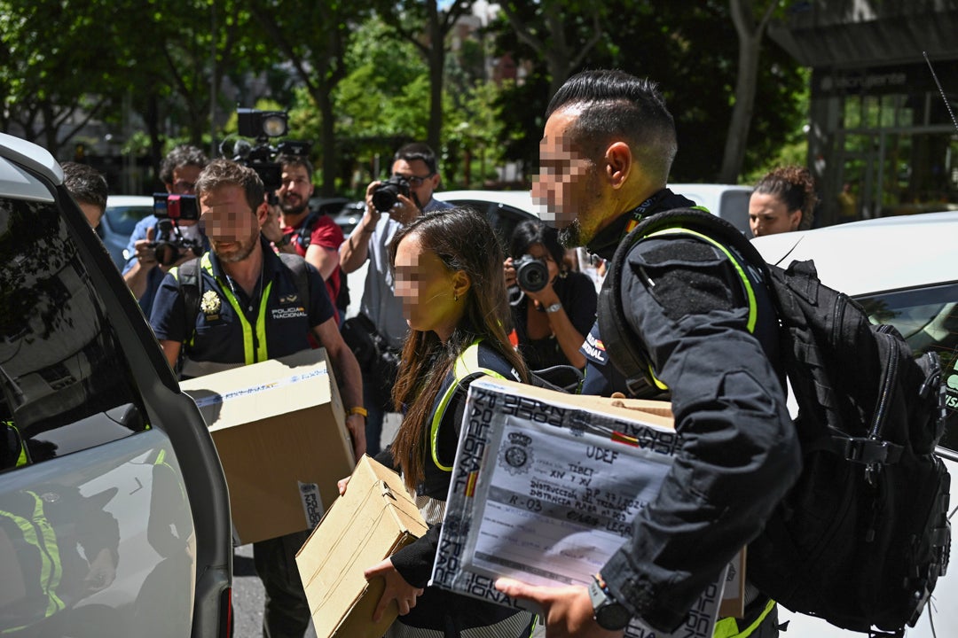 Integrantes de la Unidad de Delincuencia Económica y Fiscal (UDEF) de la Policía Nacional en el registro. Integrantes de la Unidad de Delincuencia Económica y Fiscal (UDEF) de la Policía Nacional en el registro.