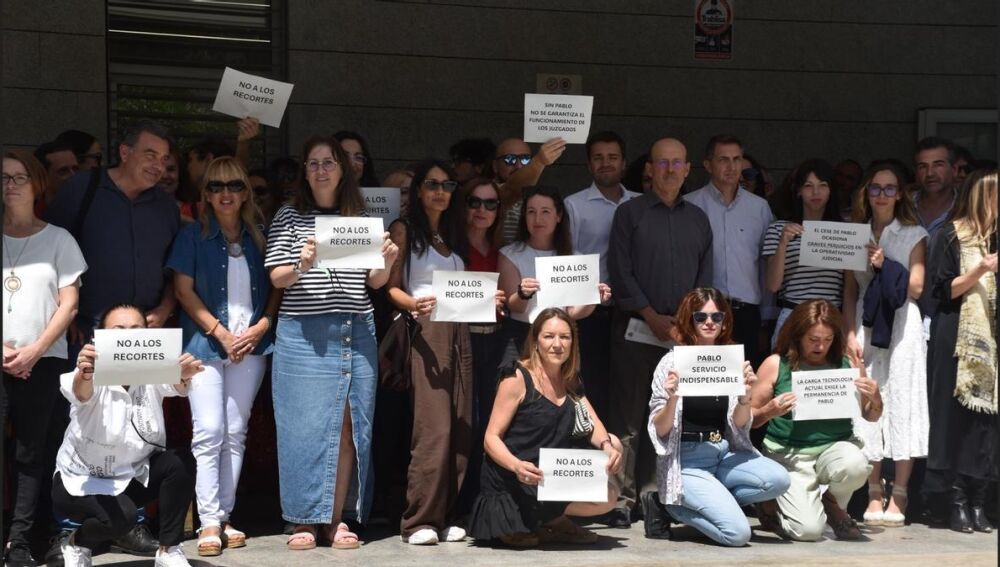 Concentración de los trabajadores de los juzgados de Ibiza para protestar por la eliminación de la figura del informatico de Ibiza