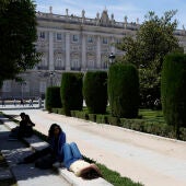 Grupos de personas pasean por el centro de Madrid.