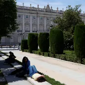 Grupos de personas pasean por el centro de Madrid. Grupos de personas pasean por el centro de Madrid.