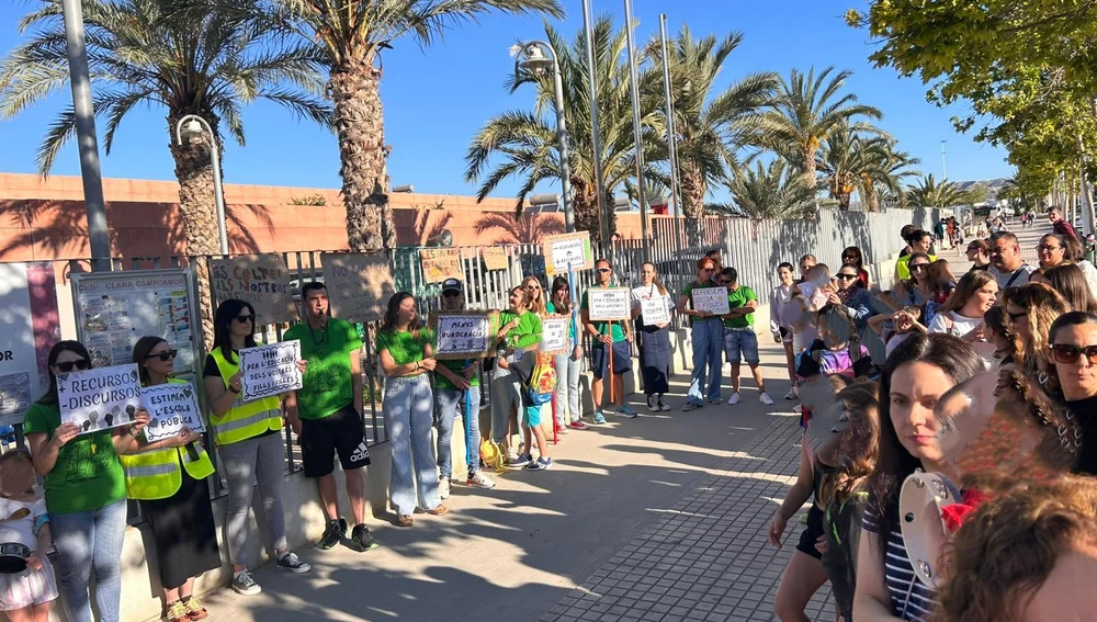 Los padres del colegio Clara Campoamor de Elche exhiben su apoyo a las reivindicaciones del profesorado en huelga. Los padres del colegio Clara Campoamor de Elche exhiben su apoyo a las reivindicaciones del profesorado en huelga.