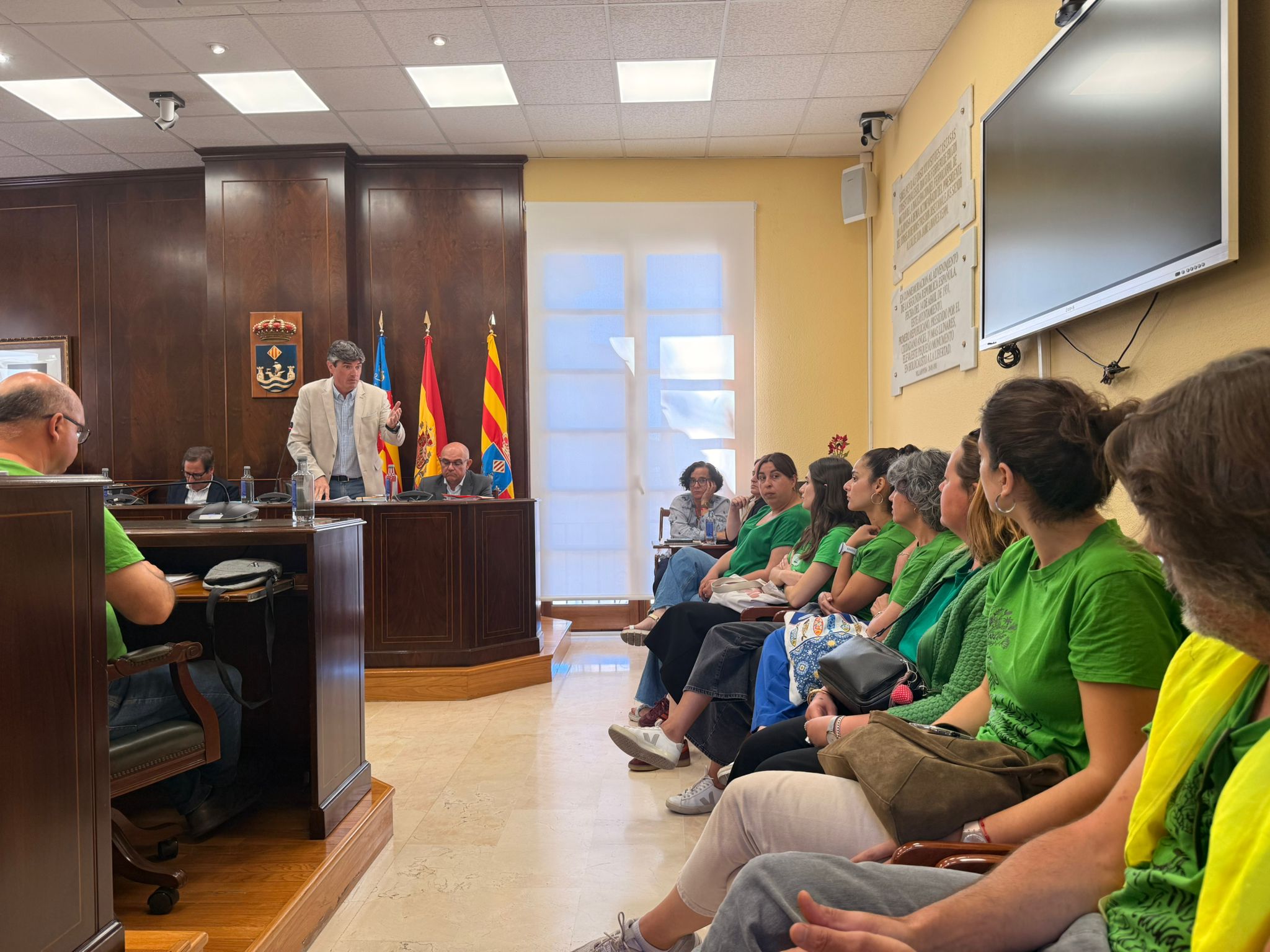 Docentes de Villajoyosa se presentan en el pleno ordinario para trasladar al alcalde sus reivindicaciones Docentes de Villajoyosa se presentan en el pleno ordinario para trasladar al alcalde sus reivindicaciones