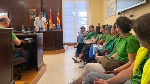 Docentes de Villajoyosa se presentan en el pleno ordinario para trasladar al alcalde sus reivindicaciones Docentes de Villajoyosa se presentan en el pleno ordinario para trasladar al alcalde sus reivindicaciones