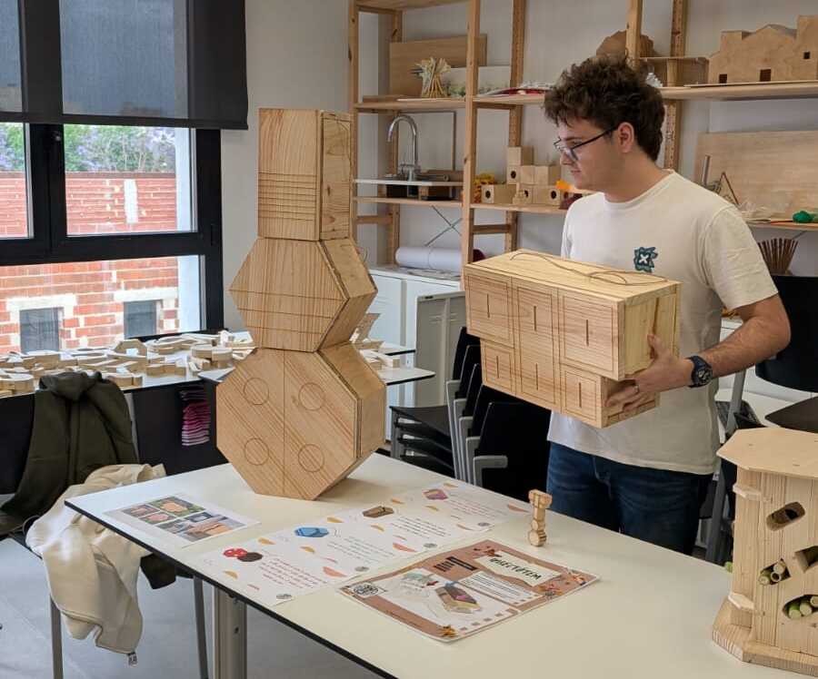 Hoteles de insectos: el proyecto del CEU de Valencia que une diseño y biodiversidad Hoteles de insectos: el proyecto del CEU de Valencia que une diseño y biodiversidad
