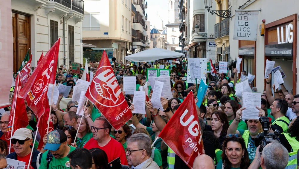Profesores valencianos se han concentrado en las inmediaciones de Les Corts. Profesores valencianos se han concentrado en las inmediaciones de Les Corts.