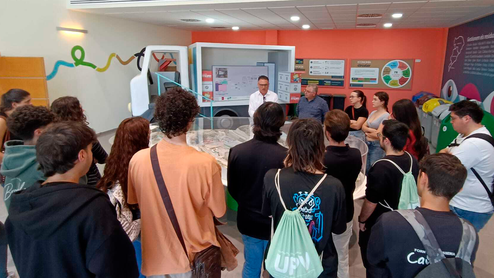 El Complejo Ambiental acoge una visita de alumnado de la Universitat Politècnica de València El Complejo Ambiental acoge una visita de alumnado de la Universitat Politècnica de València