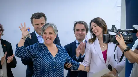 Una de las vecinas tras recibir las llaves Una de las vecinas tras recibir las llaves