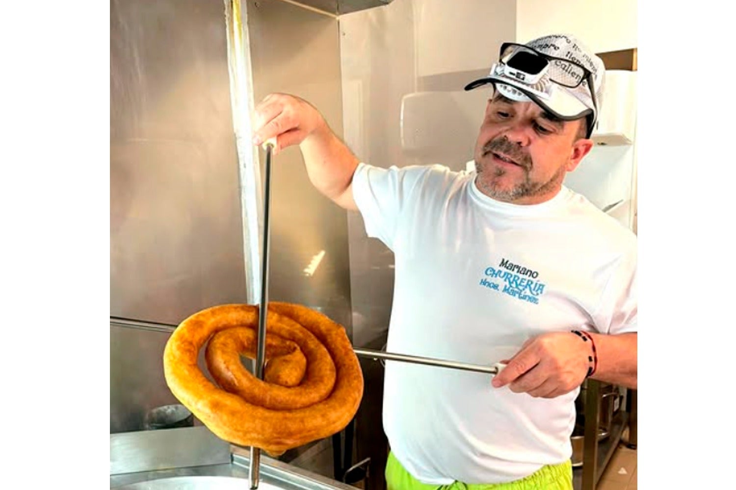 El churrero-pregonero: "ES una ilusión tremenda por cómo me ha acogido Cuenca" El churrero-pregonero: "ES una ilusión tremenda por cómo me ha acogido Cuenca"
