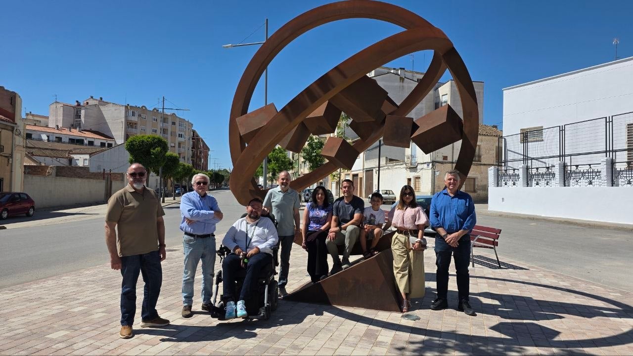 La Roda amplía su museo de arte en la calle con la escultura ‘Tránsito incierto’, de Ernesto Knorr La Roda amplía su museo de arte en la calle con la escultura ‘Tránsito incierto’, de Ernesto Knorr