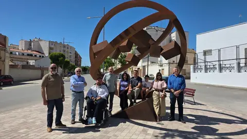 La Roda amplía su museo de arte en la calle con la escultura ‘Tránsito incierto’, de Ernesto Knorr La Roda amplía su museo de arte en la calle con la escultura ‘Tránsito incierto’, de Ernesto Knorr