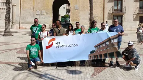 La comunidad educativa del IES Severo Ochoa de Elche urge a la Conselleria de Educación la ampliación del centro. La comunidad educativa del IES Severo Ochoa de Elche urge a la Conselleria de Educación la ampliación del centro.